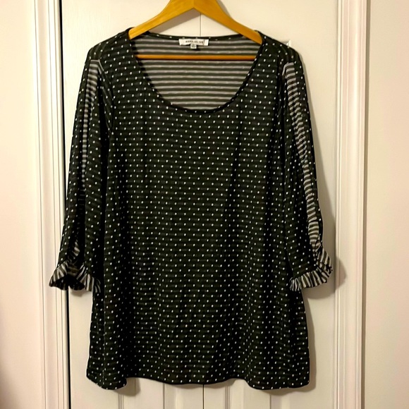 Rose & Olive Tops - EUC versatile gray patterned blouse